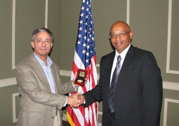 Dr. Ken Bedford (l), chief technologist, U.S. Army and Air Force, Hewlett Packard Enterprise Services, receives a chapter coin from Col. Loring Harkey, USAF (Ret.), chapter executive vice president, following Bedford’s speech to the chapter in September.